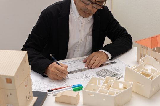 設計事務所で働く男性