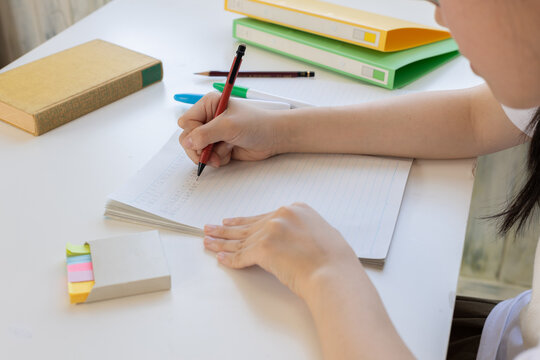 勉強をしている子どもの手