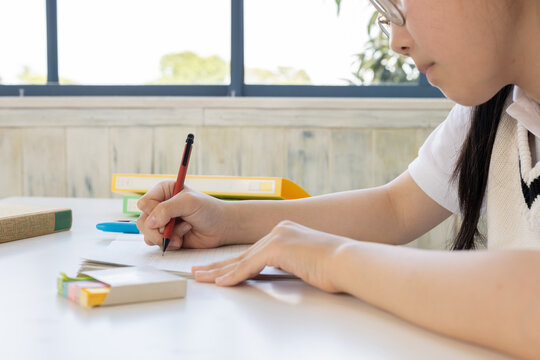 勉強中の女子学生