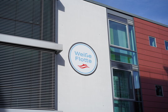 Logo der Reederei Wei&szlig;e Flotte an der modernen Fassade des neuen Verwaltungsgeb&auml;udes im Hafenbereich in Stralsund am 22.06.2026