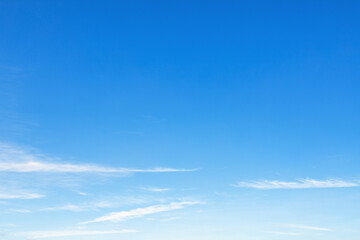 Naklejka premium bright blue sky background with soft cloud trails texture