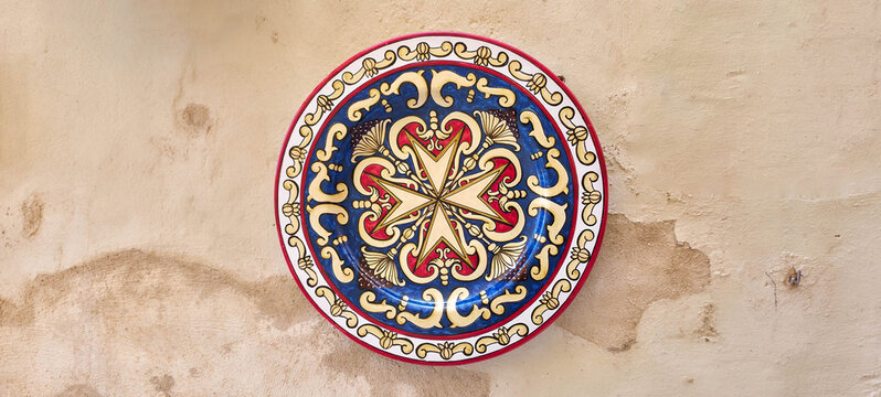 Ceramic plate with Maltese cross decoration
