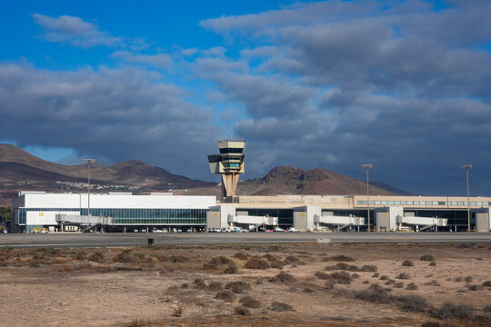 Der Tower am flughafen von Gran Canaria vor Wolken