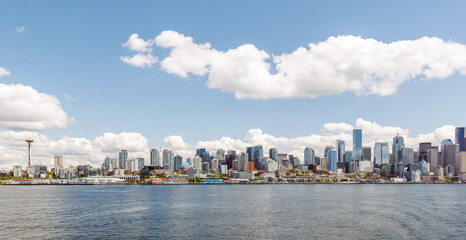 Obraz premium Bright and sunny panoramic view of Seattle skyline from the water