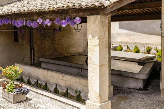 Calme apr&egrave;s-midi de printemps dans les rues de Valensole