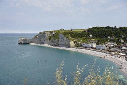 Bah&iacute;a de &Eacute;tretat y acantilados de Manneporte con la capilla de Notre-Dame
