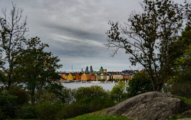 Obraz premium « Vue sur Stockholm depuis un parc verdoyant entre nature urbaine et patrimoine architectural » 