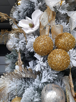 Addobbi dell'albero di natale moderno - festeggiamento