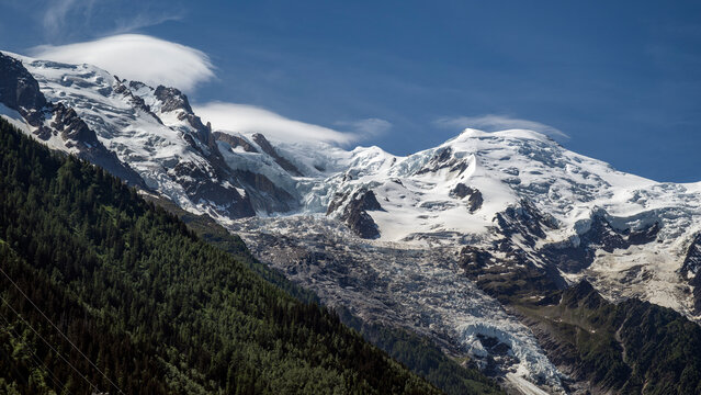 Le massif du Mont-Blanc depuis la vall&eacute;e de Chamonix avec ses glaciers et son sommet