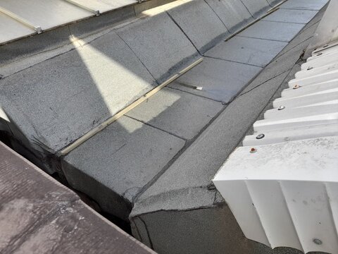 Tetto in lamiera coibentata da ristrutturare per gravi danni di infiltrazione di una ditta industriale