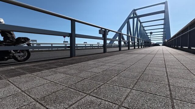 東京ゲートブリッジを走行するトラック
