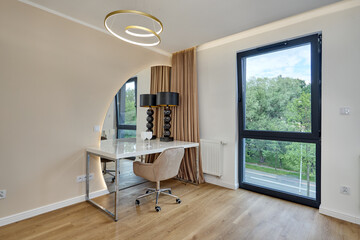 Sypialnia w nowoczesnym apartamencie z dużym  łóżkiem, fotelami, kwiatami i beżową szafą © arteffect.pl