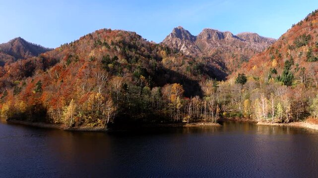 さっぽろ湖の紅葉と定山渓天狗岳