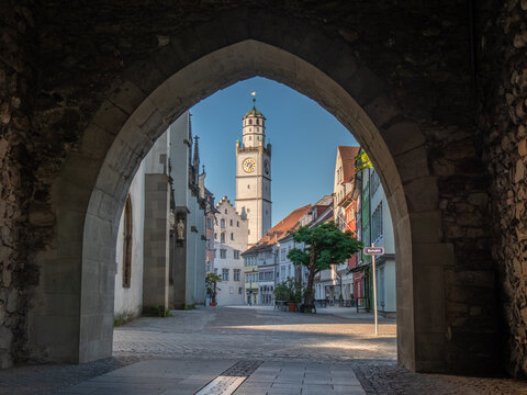 Ravensburg, Deutschland: Blick auf den Blaserturm durchs Frauentor