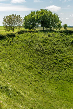 Crat&egrave;re de mines de la Grande Guerre, dit Lochnaggar Crater, &agrave; Ovillers-la-Boisselle, Somme, France