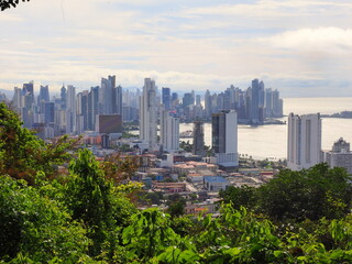 Obraz premium Panoramic Aerial View of the Modern Panama City Skyline Framed by Lush Greenery from Ancon Hill