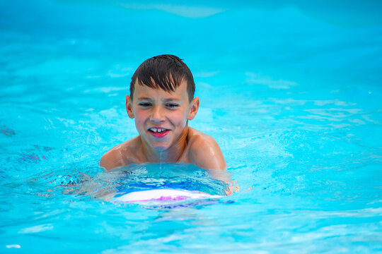 portrait d'un jeune gar&ccedil;on &agrave; la piscine