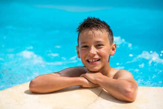 portrait d'un jeune gar&ccedil;on &agrave; la piscine