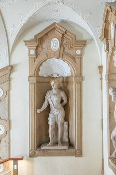 Marmorstatue im Schloss Mirbell - 2