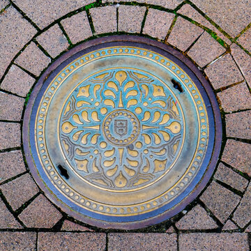 Round Pavement Cover with Blue and Gold Pattern