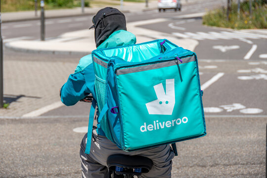 Strasbourg, France - 14 juin 2026: Livreur &agrave; v&eacute;lo de Deliveroo circulant dans une rue. Deliveroo est une entreprise britannique sp&eacute;cialis&eacute;e dans la commande et la livraison de plats cuisin&eacute;s