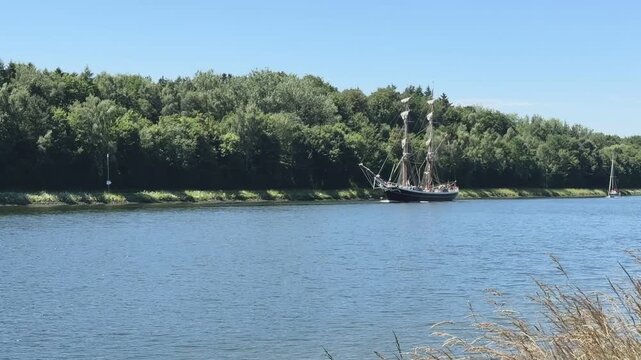 traditionelles Zweimastsegelschiff auf dem Nord-Ostsee-Kanal