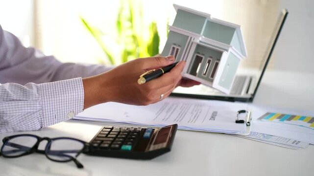 Property agents provide presentations and consultations to clients to assist with decision-making, sign insurance agreement forms, view model homes, and offer mortgage loans and home insurance.
