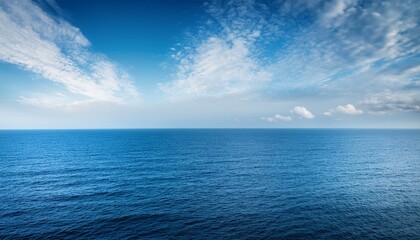 Fototapeta premium Wide Ocean Horizon With Light Cloud Cover