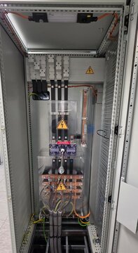 Industrial electrical power distribution cabinet with busbars