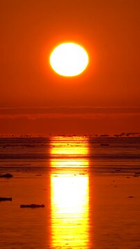 オホーツク海の日の出と流氷