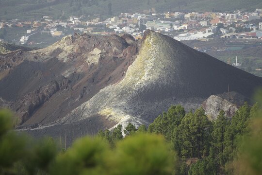 Steep volcano with visible lava and ash layers, city in the background, last volcanic eruption of Cumbre Vieja, Todoque, La Palma, Canary Islands, Spain