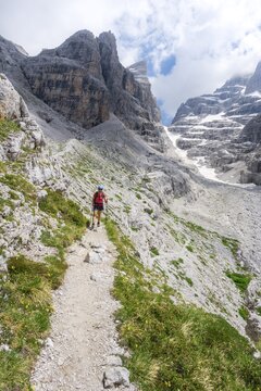 Female hiker in the mountains, Castelletto Superiore and Cima Sella, back Scharte Bocca di Tuckett, Brenta Mountains, Brenta, Brenta-Adamello Natural Park, Trentino, Italy