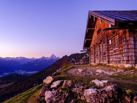Scheibenkaser alpine hut in the morning light, behind it the Watzmann, Berchtesgaden National Park, Marktschellenberg, Berchtesgadener Land, Upper Bavaria, Bavaria, Germany