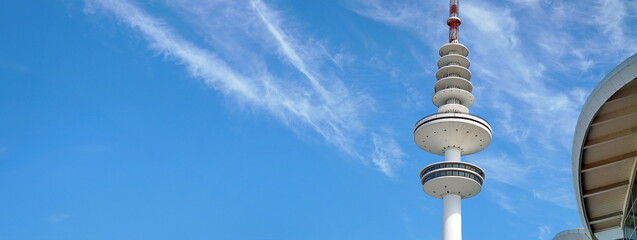 Fernsehturm in Hamburg - Blauer Himmel Panorama © ExQuisine