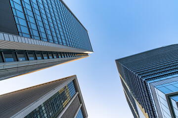 高層ビルを見上げるオフィス街の風景 © Kenta