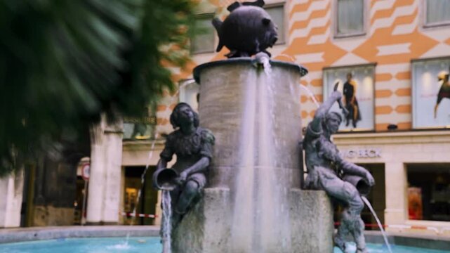 Fokusverlagerung von Dekoration auf den Fischbrunnen am Marienplatz M&uuml;nchen