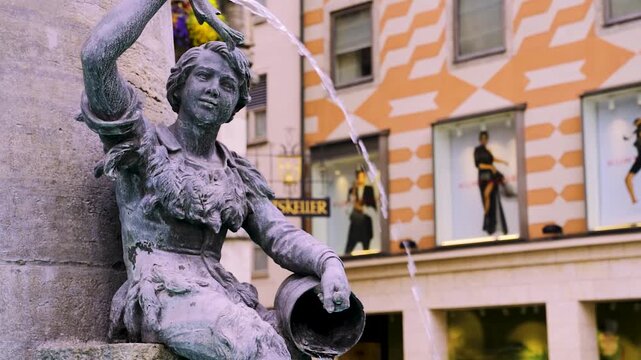 Brunnenfigur mit Fisch am Fischbrunnen auf dem Marienplatz in M&uuml;nchen