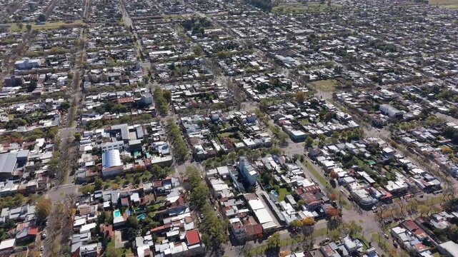 Vista a&eacute;rea de la ciudad de Trenque Lauquen, Buenos Aires, Argentina. Calles, barrio urbano, arquitectura, urbanismo, turismo bonaerense, capital del oeste, ciudad hist&oacute;rica, d&iacute;a soleado