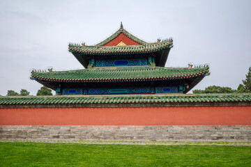 Obraz premium Traditional Chinese Imperial Hall with Green Roof Tiles Behind a Crimson Enclosure Wall at the Temple of Heaven in Beijing, China