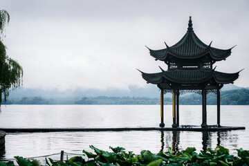 Obraz premium Scenery at West Lake in Hangzhou on a Rainy Day