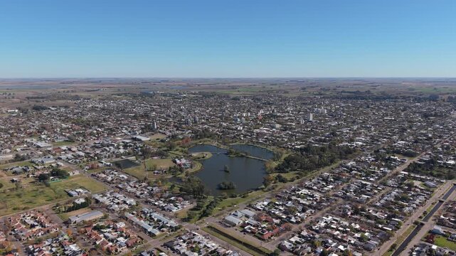 Vista a&eacute;rea de Trenque Lauquen, Parque Municipal Conrado Villegas y lagunas. Buenos Aires, Argentina. Ciudad hist&oacute;rica, capital del oeste, turismo bonaerense, d&iacute;a soleado