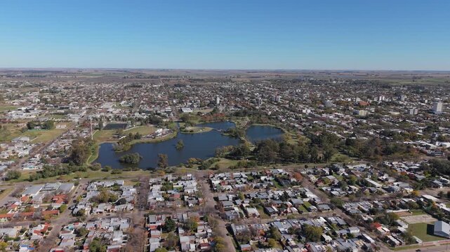Vista a&eacute;rea de Trenque Lauquen, Parque Municipal Conrado Villegas y lagunas. Buenos Aires, Argentina. Ciudad hist&oacute;rica, capital del oeste, turismo bonaerense, d&iacute;a soleado