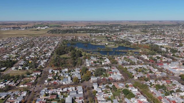 Vista a&eacute;rea de Trenque Lauquen, Parque Municipal Conrado Villegas y lagunas. Buenos Aires, Argentina. Ciudad hist&oacute;rica, capital del oeste, turismo bonaerense, d&iacute;a soleado