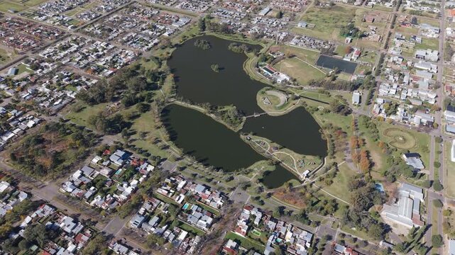 Vista a&eacute;rea de Trenque Lauquen, Parque Municipal Conrado Villegas y lagunas. Buenos Aires, Argentina. Ciudad hist&oacute;rica, capital del oeste, turismo bonaerense, d&iacute;a soleado