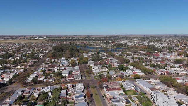 Vista a&eacute;rea de Trenque Lauquen, Parque Municipal Conrado Villegas y lagunas. Buenos Aires, Argentina. Ciudad hist&oacute;rica, capital del oeste, turismo bonaerense, d&iacute;a soleado