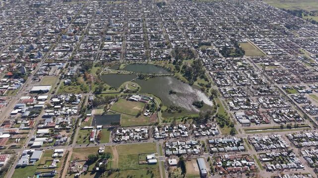 Vista a&eacute;rea de Trenque Lauquen, Parque Municipal Conrado Villegas y lagunas. Buenos Aires, Argentina. Ciudad hist&oacute;rica, capital del oeste, turismo bonaerense, d&iacute;a soleado