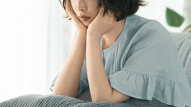 ソファに座って考える女性, Thoughtful Woman Sitting on a Sofa