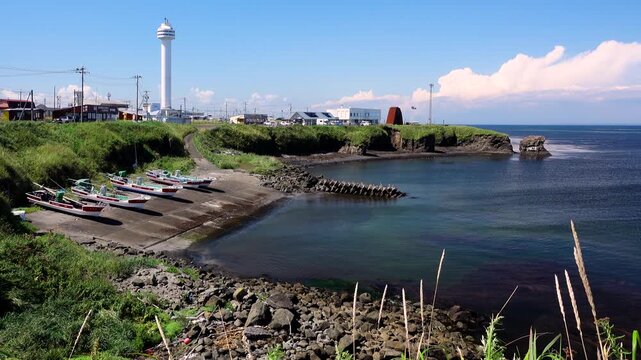 納沙布岬とオーロラタワー(左)