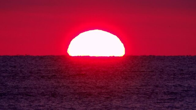 日の出と海