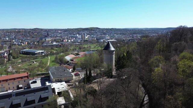 Drohnenflug &uuml;ber Schloss Osterstein und die Landschaft in Gera bei blauem Himmel, Kreisflug und &Uuml;berflug, 4K